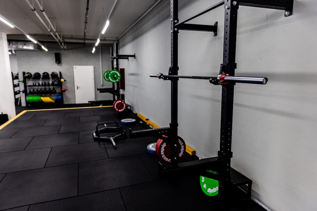 Rack et charges libres pour le personal training chez GymNeva à Meyrin